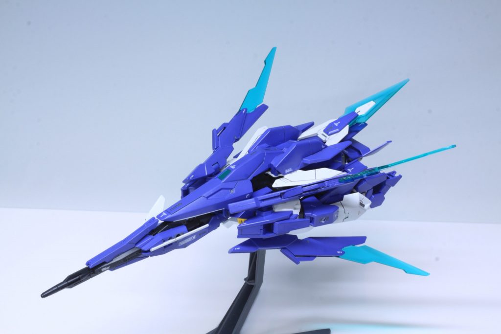 「フェニックスアーマー」AGE-Ⅱマグナムの予備パーツをコアドッキングシステムに対応させたサポートユニットの1号機で、アーマー形態ではフェニックスモードの形をしている。各スラスターを後部に集中配置したことで高い推進力を獲得、瞬間的な加速力はダークハウンドのハイパーブーストをも上回る。サブフライトシステムとして運用が可能で、フェニックスモードに変わり長距高速離航行を可能にしている。