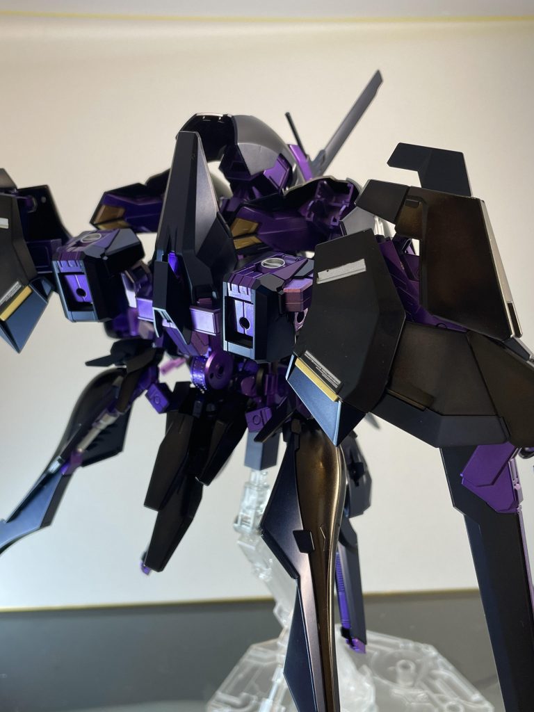 バックパックにはハイゼンスレイⅡラーの脚とウインチキャノンを装備させ機動力UP