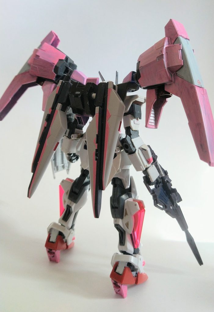 ロゼオはロシア語でピンクの、桃色の=桜、フルブルームは英語で満開のという意味です。武装ビームマグナムビームサーベルミチェーリミサイルシールドフィン·ファンネル肩部バルカン頭部バルカン腕部バルカンビームブーメラン(バルカン多いな)