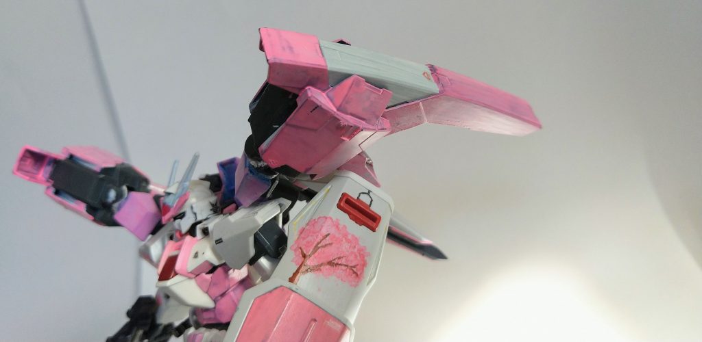 ミチェーリミサイル左右のバインダー内にそれぞれ21発ずつ入っています(21連装ミサイル)。ミチェーリは吹雪、ここでは桜吹雪を表します。