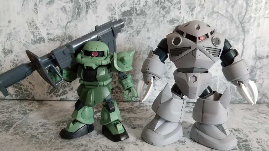 以前製作したSDCSザクと比較ザクより大きくなってます