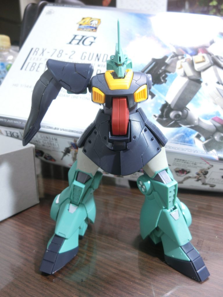 太ももをふとくし、股関節を拡げてます。あとは、簡単なディテールアップ、筋彫りを施しました。