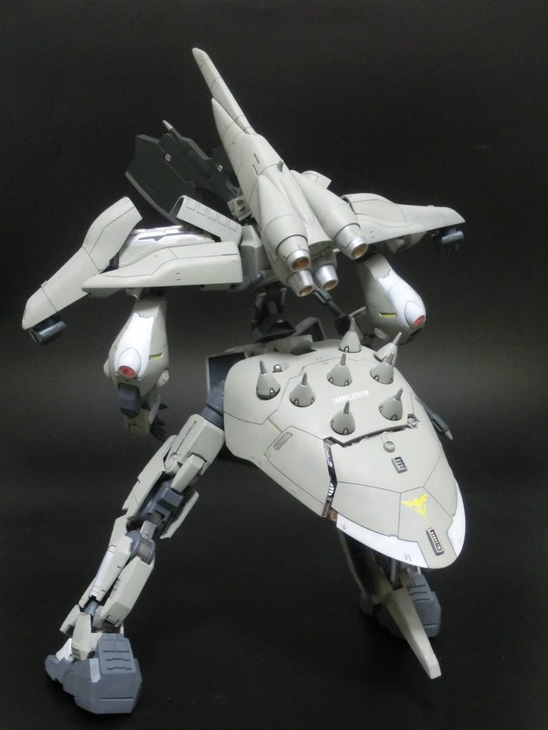 スカートは2分割して、メカニカルな部分を施しました。