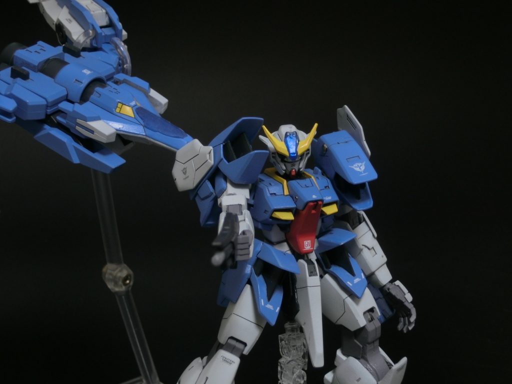 頭部のアンテナは、クリアブルーのレジンで作成しています。底面にメタリックシールを張り付けて輝くようにしました。