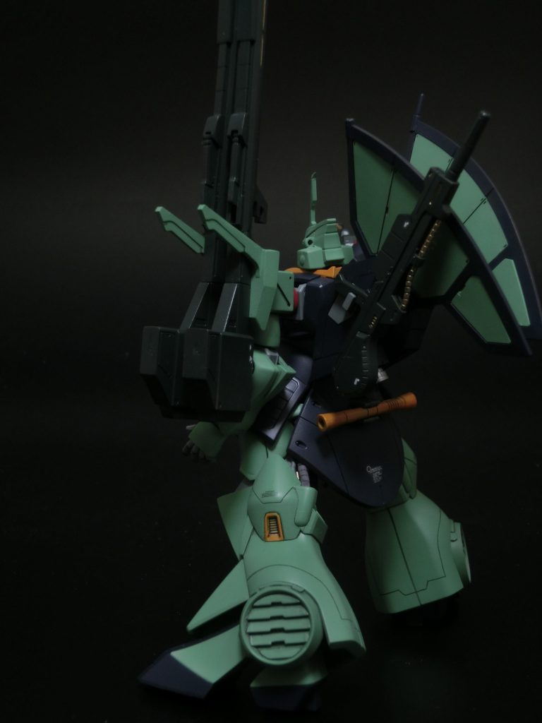 ライフルも背中にのせられるようにしました。