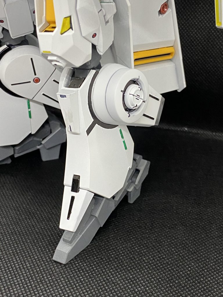 脹脛は30MMのパーツを使ってボリュームアップ、ニークラッシャーは切断して貼り付け。ウーンドウォートの太ももとドーベンウルフの脚部はヘイズルの関節とプレバンヘイズルに付属する接続パーツで繋げています。