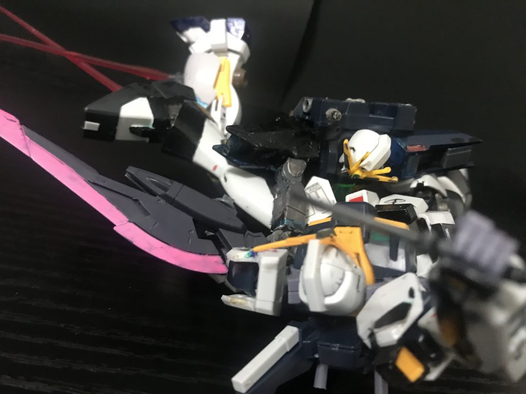 カテリアル「終わりだだ！」νsガンダム「お前こそ終わりだだw」νsガンダムは足にしがみついたカテリアルを振り払うよう足をあげるるw