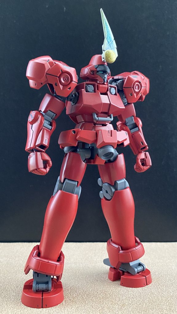 ブリガンディア ELダイバー「バルト」が駆る、真紅のMS。どうやらリーオーをベースにしているようだが、その性能は、ベースとなったリーオーを遥かに超える。武装は頭部に内蔵されるチェーンガン、両の腕のヒートロッドのみであるが、ホバーによる高速機動に、ヒートロッドによるトリッキーな攻撃は、相手からして見れば非常に戦いづらいと言えるだろう。