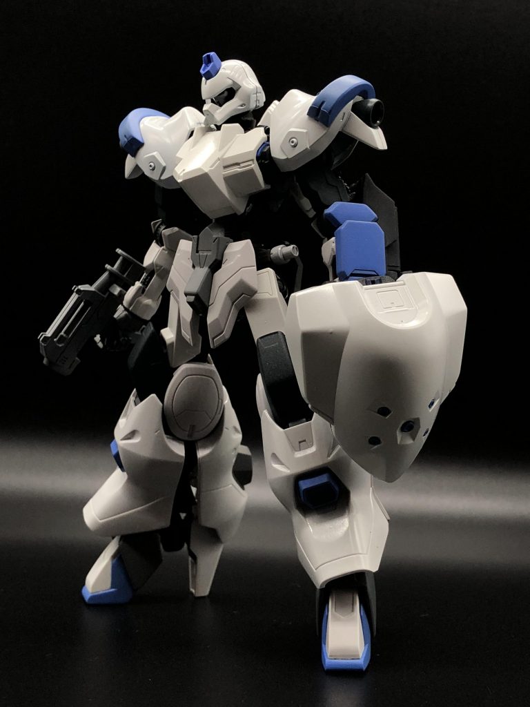 正面分厚く、取り回しと防御性を両立させた盾が特徴的。