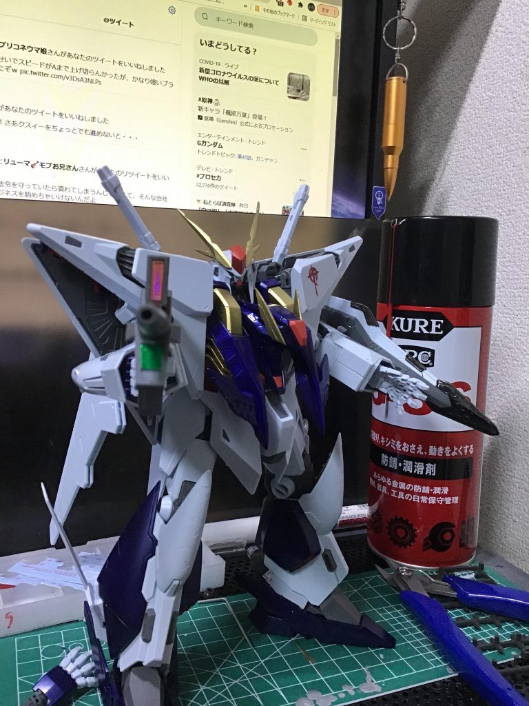 ライフルのセンサー部分は、Gジェネなんかのゲームだとピンク色なので、クリアピンクのランナータグを削った物を仕込んでます。