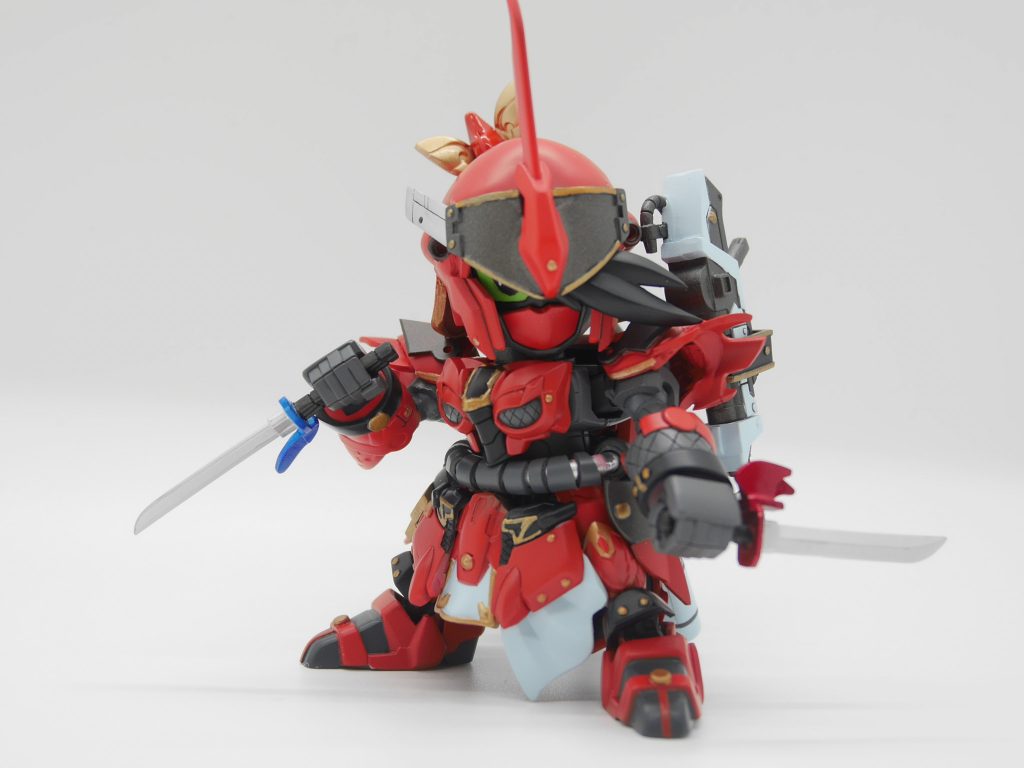 それからの日々、綱手は書物片手に一心不乱にからくり作りに取り組んだ。数年後、綱手は独学でからくり武具を作り上げるまでに成長し、からくり武具で自分の忍として不足している部分を補う事により、自分なりの忍の道を切り開くのである。以下綱手が発明したからくり武具。からくり忍者刀