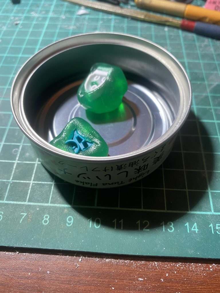 今回一番の功労者はシーチキンの空き缶。写真ではおゆまる君が入ってますがこれにメラニンスポンジと水をたぷたぷに入れてデカール作業してました。ありがとうシーチキン、油まで美味しかったよ。