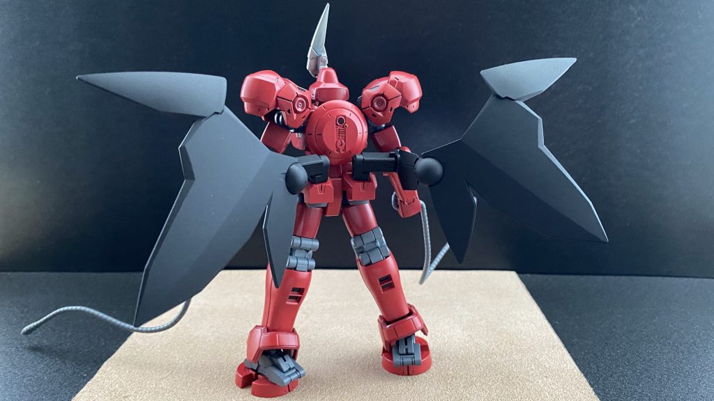 アンドヴァリの背部に装着されたフライトユニット。推進装置らしきものが見当たらないようだが…、ミノフスキーフライト…なのだろうか…。