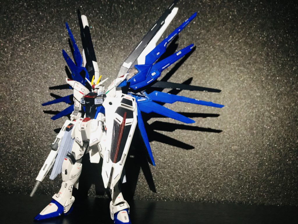 ということで!フリーダムですね!と、言っても少し改造したのでその点を少し紹介します!各種プラ板でディテールアップ 脚部のコーンのところを少し開いてシルバーで塗装頭部顎を延長アンテナの位置を少し下に目つきをきつく肩をバトオペ2 ぽく塗装羽を大幅改造と、なっております!