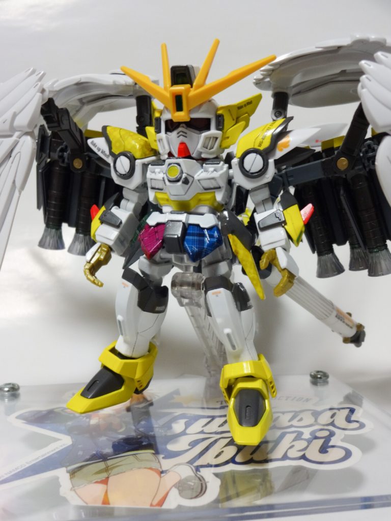 本体のカラーリングはゲーム衣装のリトルテンプテーションを再現。SDCSのウイングに短縮したHGCEフリーダムの脚を合わせて等身高めなSD体型を目指しました。