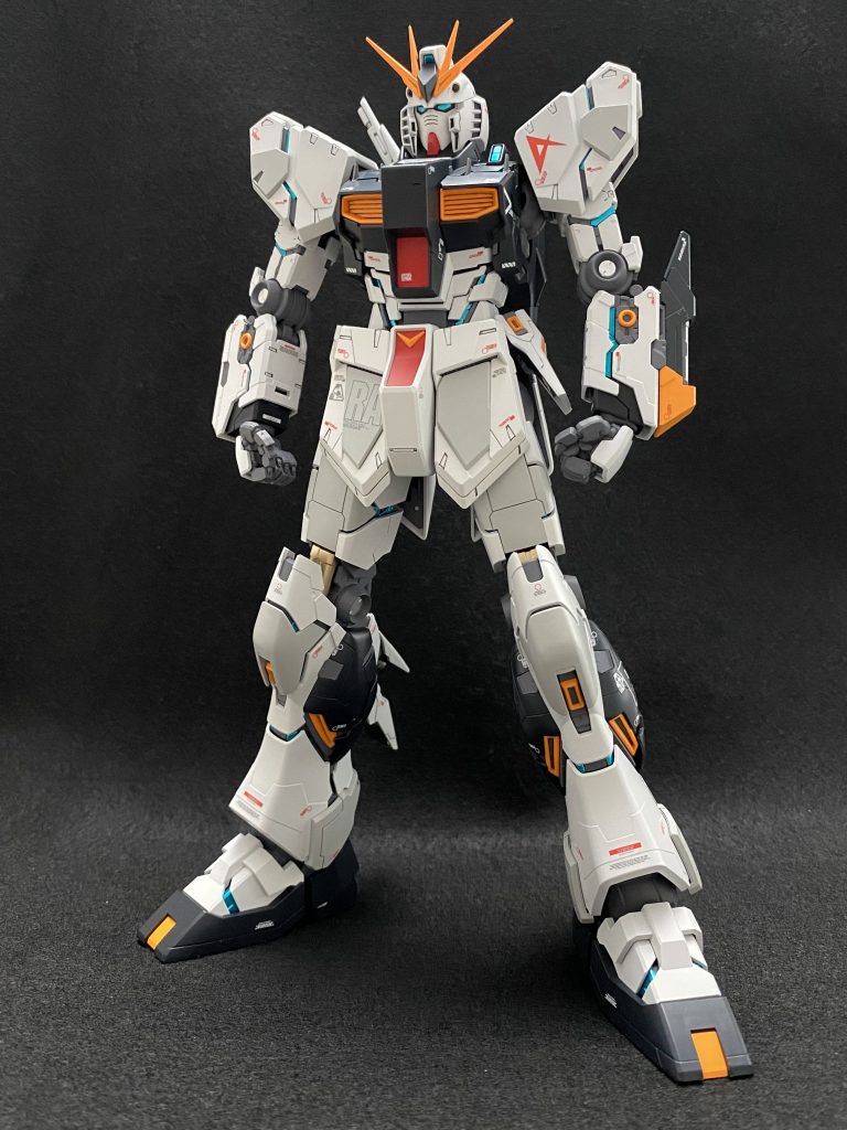 まずは武装無しで。νガンダムのデザインは本当に秀逸。カトキハジメ氏のアレンジで更にカッコよくなってます。白とグレーの部分はガイアのニュートラルグレーⅠとⅡをまんま使い。黒はマーズダークブルーを中心に色々混ぜて、指定色より黒に寄せました。黄色部分はガイアオレンジイエローにクリアーオレンジ少量。赤は以前Ver.3.0ガンダムに使った色を若干明るくして使いました。フレームは安定のメカサフですが、肘とかの丸い部分はシルバーで塗り分けました。