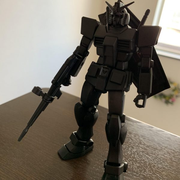 製作中のEGガンダムとりあえず合わせ目消して黒サフ吹いてみたものの、具体的なカラーリングは未定…ウェザリングの練習もしたいなぁ、と思ったり初心者はやる事盛り沢山ですねー使用サフ:ガイアノーツEVOブラック（2枚目）