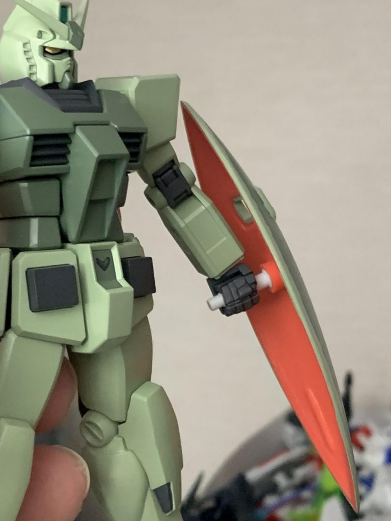 ▲シールドは旧キットのゲルググから拝借ジョイントにテキトーなビームサーベルを接着して手で保持します