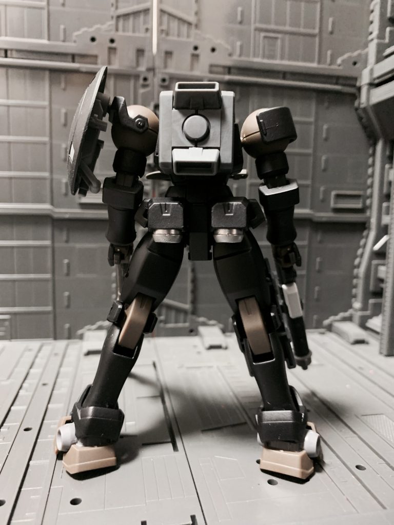 バックショット。バーニアノズルはシルバー塗装しています。バックパックはレオパルドダヴィンチのものを使いました。