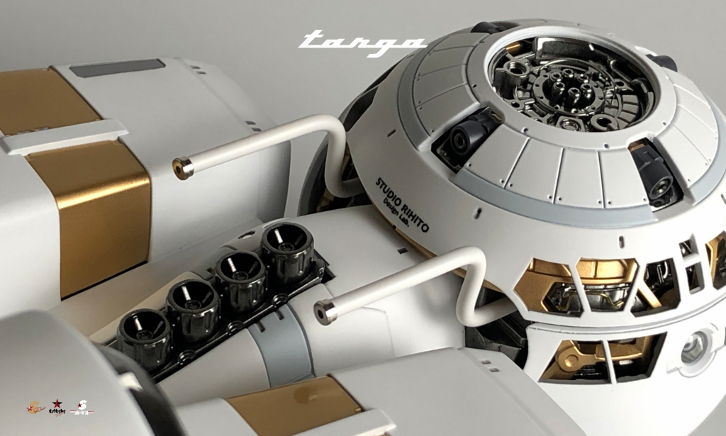 直4エンジン風のディテールを埋め込み、エキゾーストパイプ風エネルギー供給用パイプを配置。クラシックフォーミュラ風のレーシーなディテールにしました。外装に開口したトラスから艶仕上げのゴールドフレームが眩しく光ります。