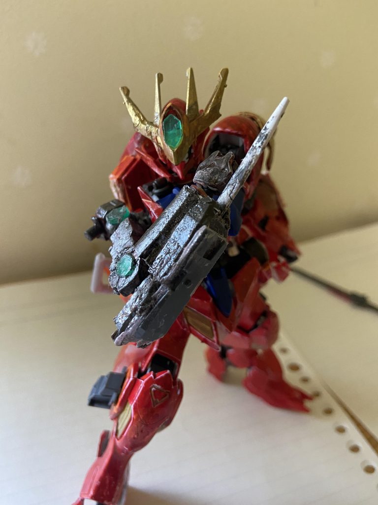 更にバルバトスの右腕にも改修が施されており、エクシアR4の資料を元にダイバーが自作し取り付けたもの腕内部にGNニードルが搭載されており、不意打ちに使われる、当然部分トランザムも可能。