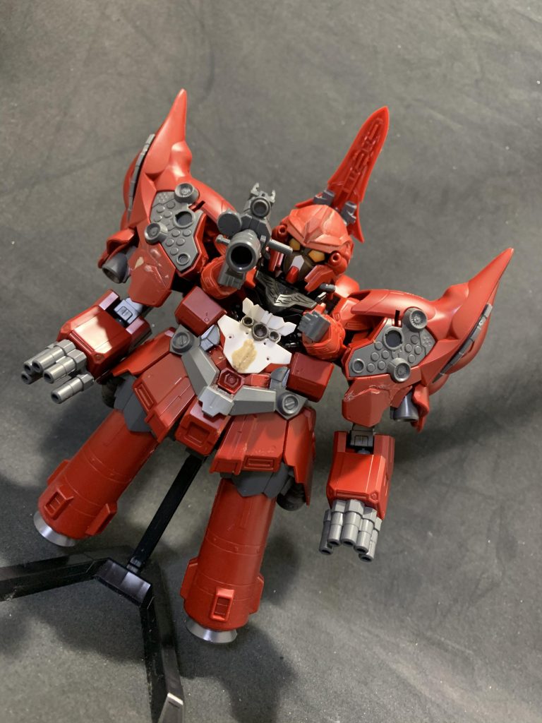 フェイスをSDCSガンダムのものに付け替え両肩部の内部を見えるようにしました。プラ板でディテール追加しました。ボディはまだBB付属のシナンジュボディのままです。