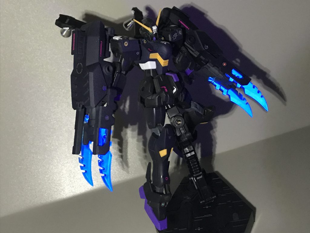 美玲ちゃんのイメージカラーといえばピンクだと思うので、目立つところにピンク色のデカールを多めに貼ってみました。