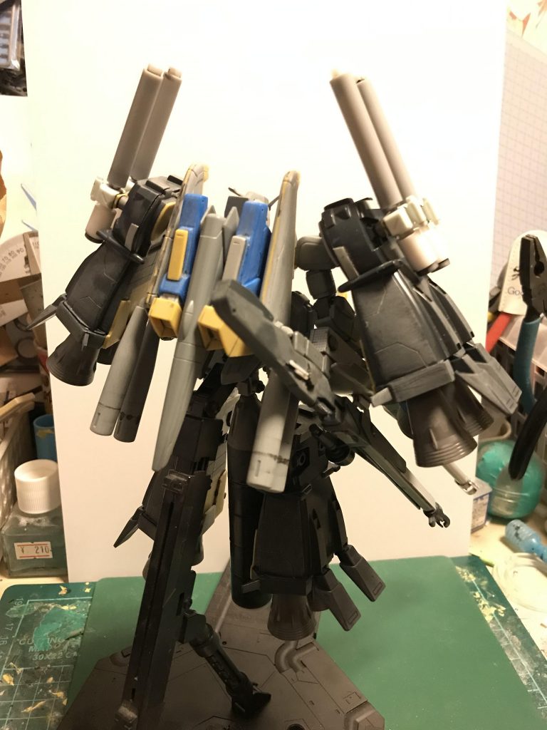 肩部のビームキャノンは旧キットだと固定なのでプラパイプとボールジョイントで可動式に、MSとWR時に角度を変えられる様に