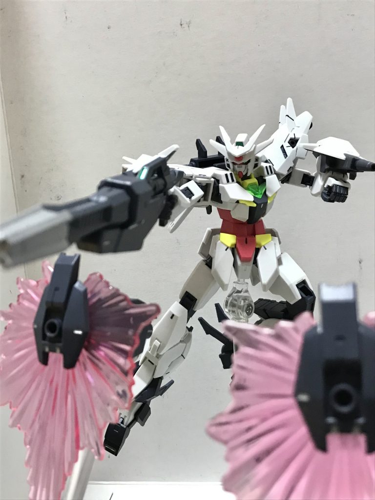 アクション②背面の【マルチコンテナビット】も浮かした状態にして、ビームシールドを発生させて飾ることもできます場所と軸さえあればマニファービットと合わせ4つ並べてみるのも良いかも