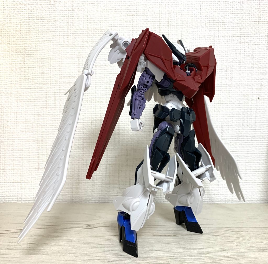 最初はアマテラス天を意識して翼の装着を考えていましたが...バランス調整が非常に難しかったです。そう考えるとトールギスフリューゲルやウイングガンダムはまとまっていてすごい。
