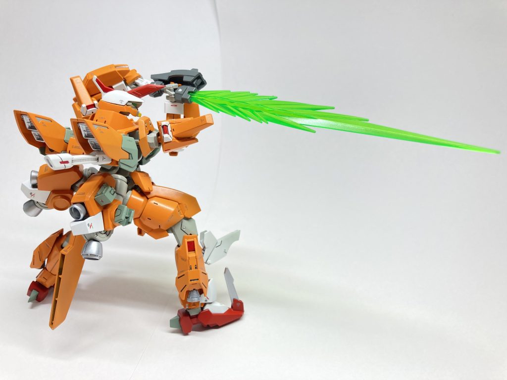 背面からソードを構えて。こちらも稼働が上手くいかない…ポージングって難しい…