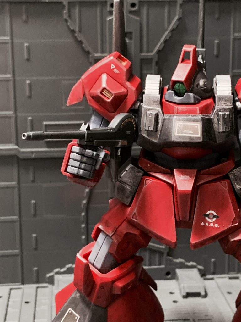 ビームピストル。2丁付属しています。こちらもアクセントにゴールドで部分塗装しています。