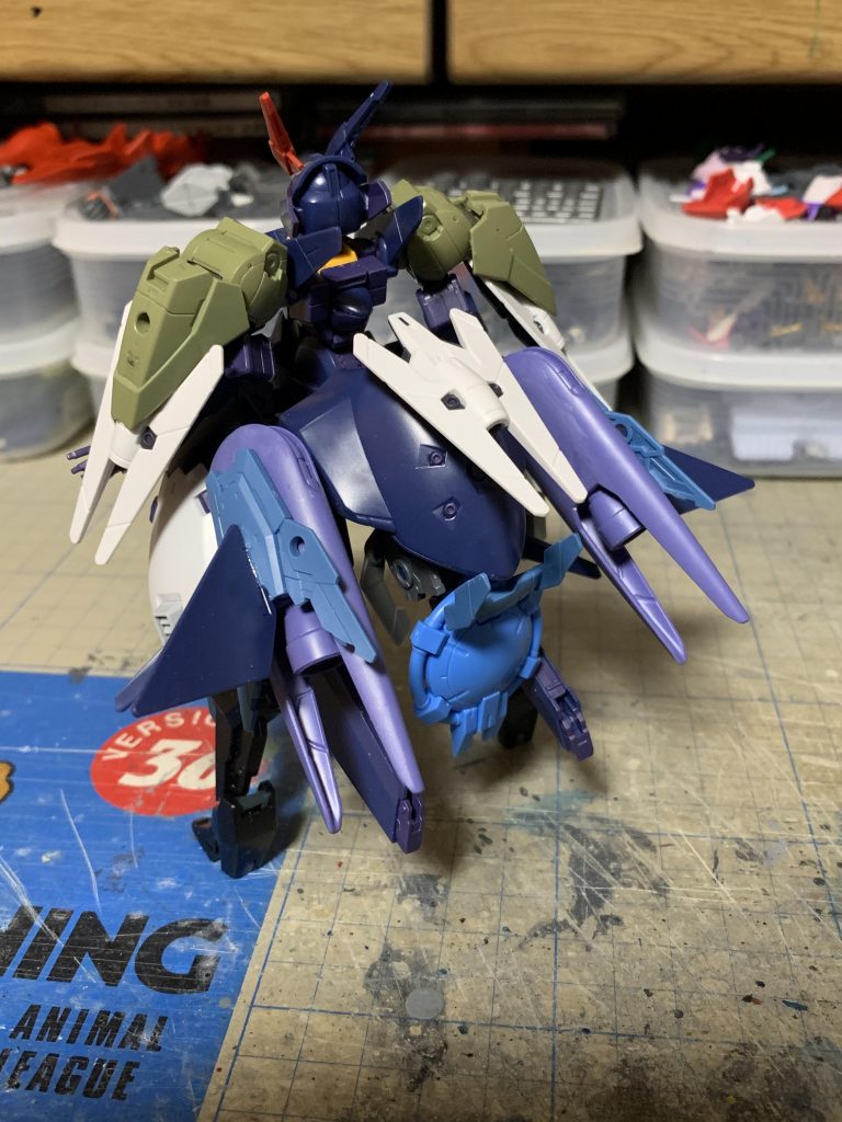 パーツを貼り合わせて跳躍ユニットをでっち上げ。