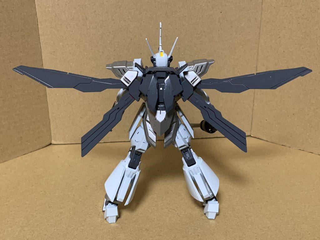 この機体の背中のマント状のパーツは擬似魔導竜翼であり、相手の不意をつく立体的な戦闘も可能となっている。