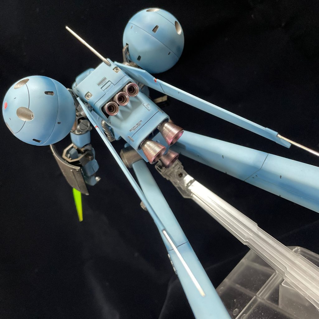 バックパックのバーニアが少し寂しいデザインだったので、余っていたRGνガンダムのバーニアを移植しています。😁😁バーニアの塗装は、ガイアノーツのスターブライトシルバーにクリアレッドなどを吹いています。😊😊