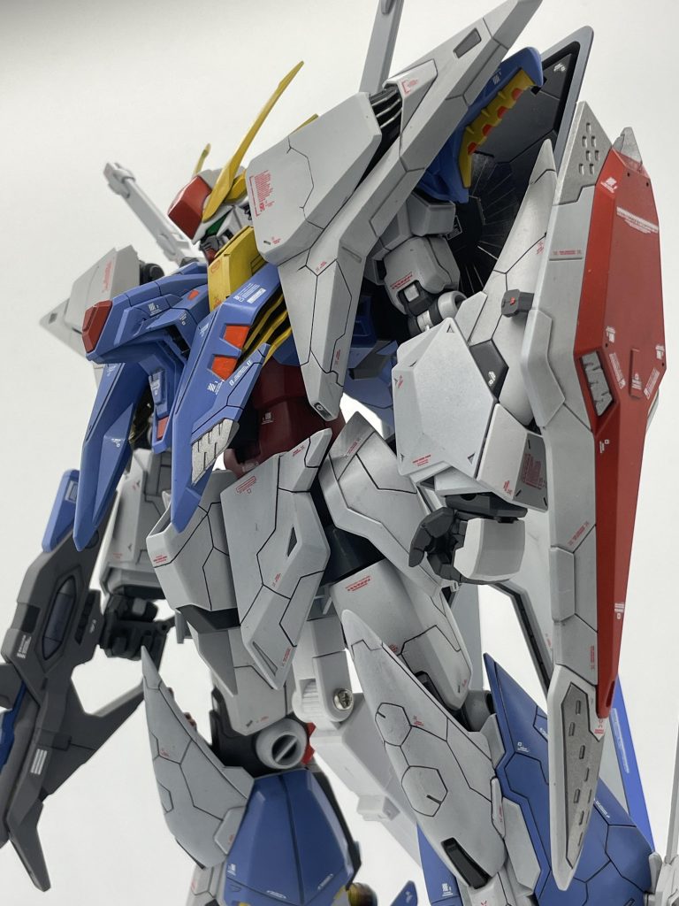 MSのこの角度が毎回好きで撮ります頭はガンダム顔にして、腰は5ミリ延長し脚も同じく5ミリ延長それだけで大分スマートに見える