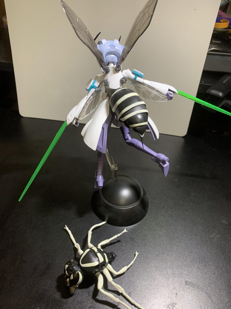 蜂から羽根と尻尾を取ってジョイントで繋ぎました以上です