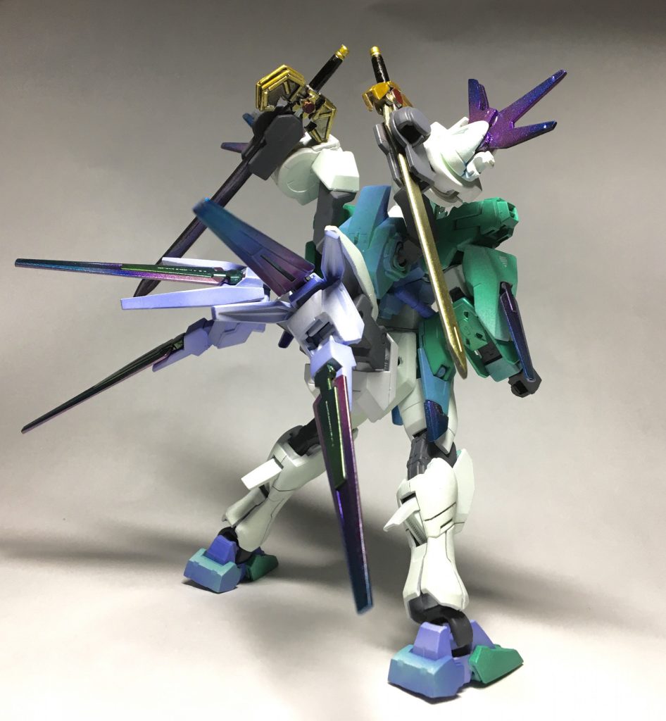 バックショット腰部に穴を開けてCファンネルを装備させています。軸にはバエルのバックパックをベースにAGEFXの腕やらなんなやらを組み合わせて付けています。Cファンネルのカラーに紫ベースのグラデーションを入れているのは、ユグドラシルが宇宙樹と呼ばれる事もあり宇宙や銀河をイメージしているためです。