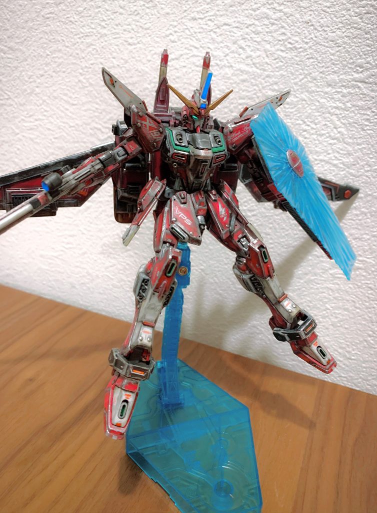 ランナーやセリアで購入したプラ板・結束バンドを切り貼りしたり、ピンやメタルビーズを使ってディテール追加しました。アンテナや肩などの尖ったパーツはシャープ化し、脚など僅かながらのスジ彫りも施しました。ツインアイやライフルスコープ、ビームシールドなどのエフェクトパーツはお馴染みUVレジン+蓄光パウダーを塗布して発光させています。