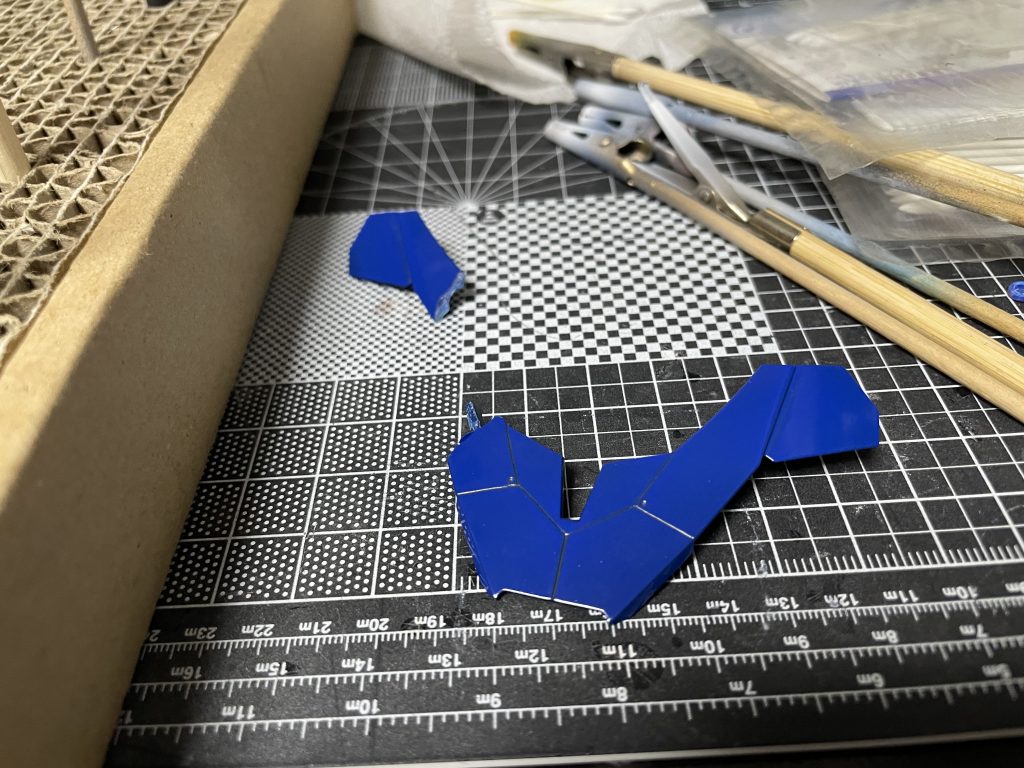 それでも油断して割ってしまった💦ドボンしてやり直し。割れたところは若干段差になってしまった。6箇所留めの薄めのパーツだったので2箇所留めに変更。一応組む際もパーツ割れ対策でシリコンメンテナンススプレーを接続部に軽く吹いてから組んでます。