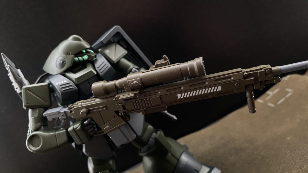 　実弾兵装である、対MS用スナイパーライフルも健在。ヨルク本人はビームスナイパーライフルより、こちらの方が使いやすいようだが、使用する弾丸が特殊な為(コスト面でも)、また、古いモデルであることから整備性が悪い為、基地の若い整備士から敬遠されている。