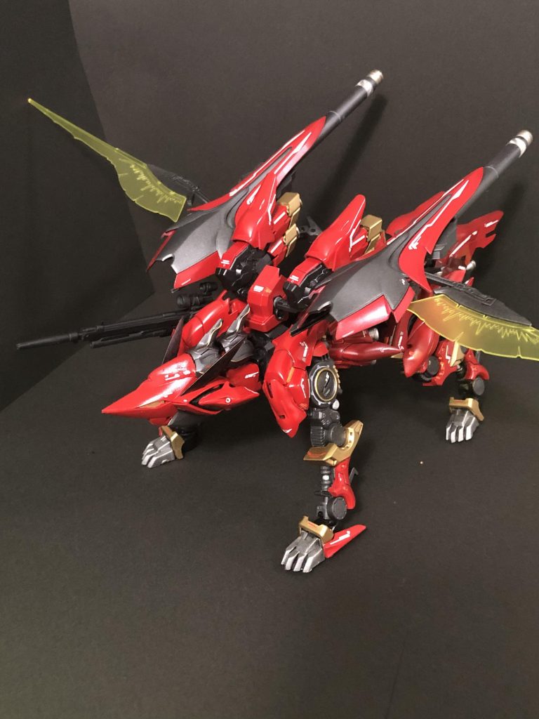 フリーラウンドシールド内にあるビームトマホークを左右に展開して接近戦。MAガイアみたいにすれ違いざまに斬る感じですかね。ちなみにこのシナンジュ・ヴォルペはMSなんでしょうか?MAなんでしょうか?(笑)