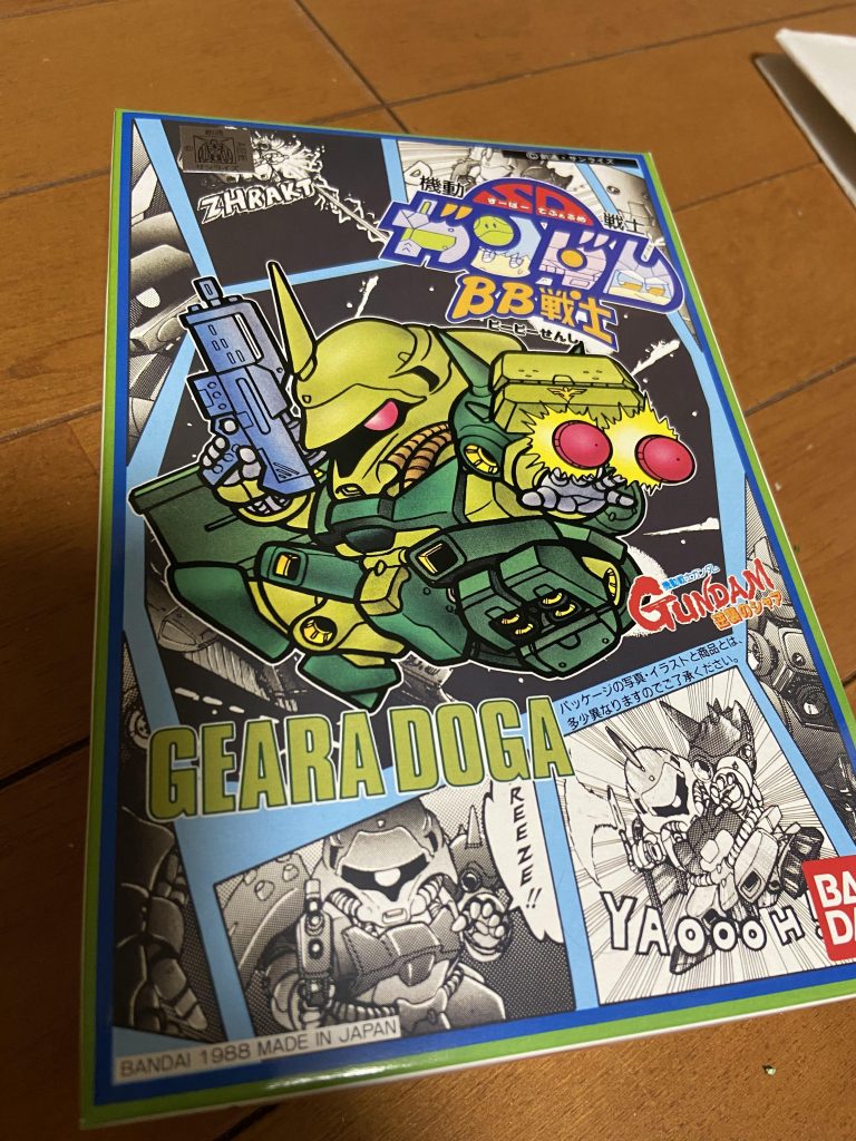 そしてある晩、20時くらい、ご飯食べてる僕に娘が、何かプラモデル一緒に作りたい！というわけですよ。じゃあ娘よ！ビルドストライクのSDを作るがよい！僕は疲れているので超パーツの少ない積みのギラ•ドーガを作ろう！となって作っていたはずなのですがふと、サークル企画、Ride-Onプロジェクト（乗り物に乗っていればなんでもあり！）を思い出し‥作っているうちに娘は眠り、僕は楽しくなり午前3時！過去最速でイメージが形になりました✨笑　めっちゃ懐かしくて楽しい！翌朝サフしてベース塗装、帰宅後部分塗装をし、完成したのがこちら！