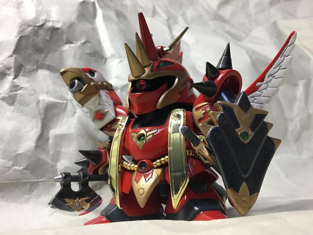 各部スパイクをビルダーズパーツに置き換えました。動力パイプはビーズを針金でつないだものです。グリフォンや盾の宝玉っぽい部分は100均のネイルアート用品だったはず。