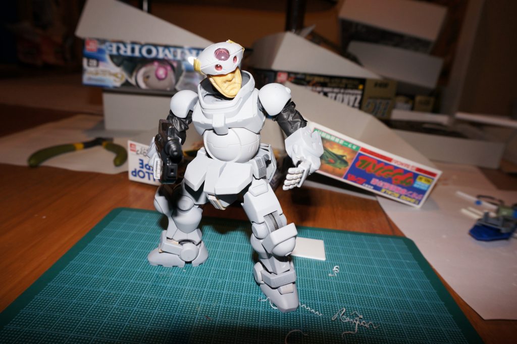 サフを拭いた姿.バーニアの部分などは全部埋めています.