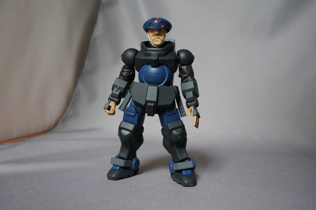 グリモアの体型は,まさに日本人を意識した物と思われます.上腕部だけ人が入るには細すぎるので,パトレイバーっぽくスーパーの黒いビニールを切ってクチャクチャにして接着.