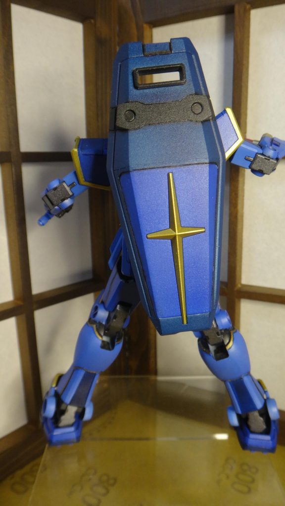 塗装は、シルバー下地に青をいろいろんー、完成してみると、昭和のパチモンガンダムという名称がしっくりくるガンダムに近いけど、ガンダムとは違うの作ったんだよー 