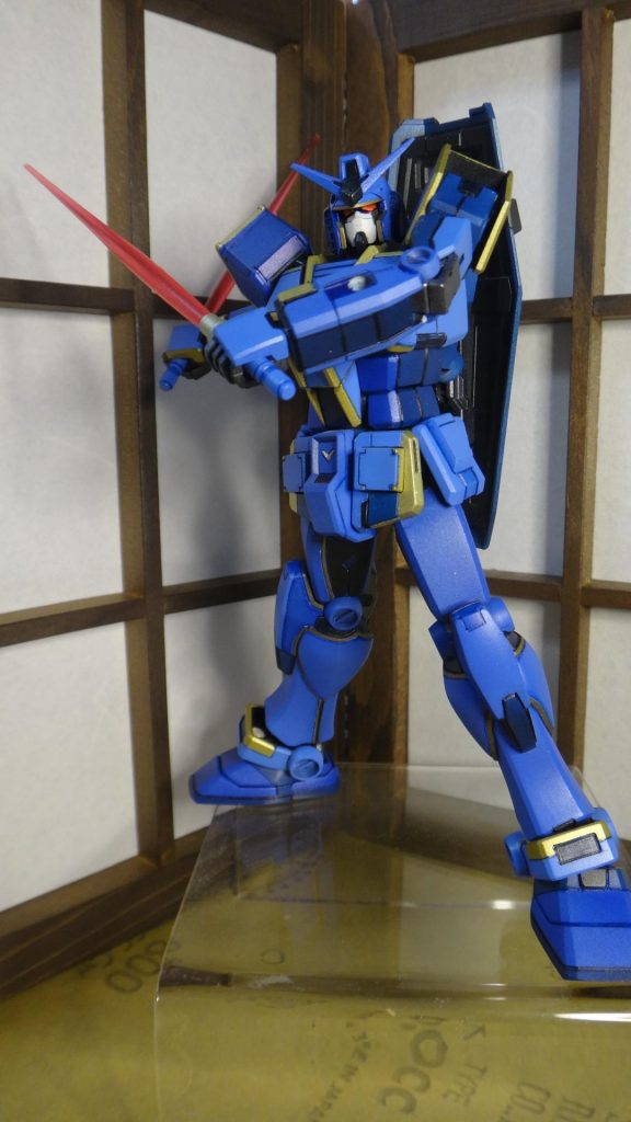 結論から言うと、「脱ガンダム！失敗！」色を変えようが、スジボリ加えようが、フォルムはガンダム。もっとスジボリ加えて配色をばらけさせないと、脱ガンダムは無理だったか・・・今回、制約のため、肉抜き穴は埋めてません（腕の穴も）腰の■なんか、多くのメカデザイナーを苦しめたとこなんで、小手先でどうにもなるようなもんじゃないよなー