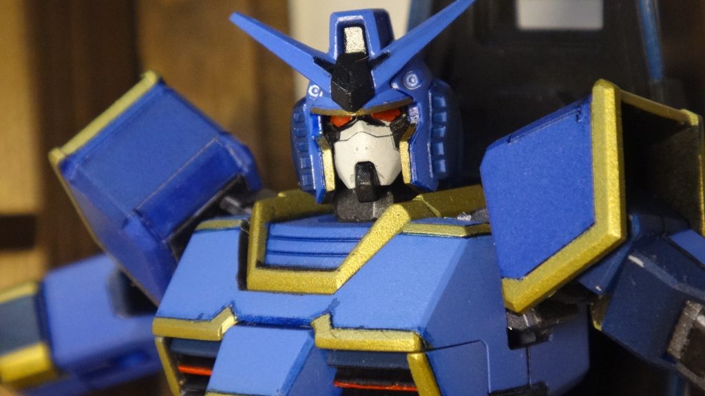 今回の製作のイメージは、ドラクエのロトの鎧たしか、青ベースに金色のふちまぁ、そんな感じで、ふちに金色となるように、スジボリを追加してみました一応、兜風になるように、フェイス部は白としてみました・・・んーガンダムだなぁ・・・  