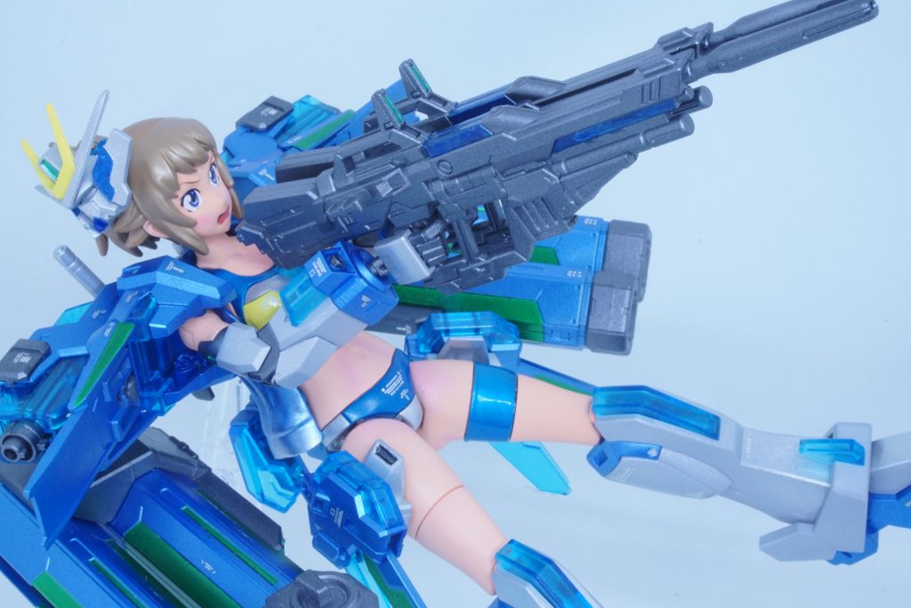 塗装は基本GXメタリックブルーやホワイト、ブラックで塗ってガンガン光らせ、肌色は美少女フィギュアフレッシュセットを使ってお手軽塗装を実施しました。肌色は多いほうが好きなので一部加工して布面積狭めました。あと頭にお面風のエクストリームガンダムの頭を付けてみました(供養)